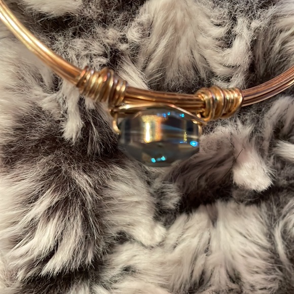 Custom made gold tone wire bracelet. 3 faceted stones that change colors 💎 - Picture 5 of 5